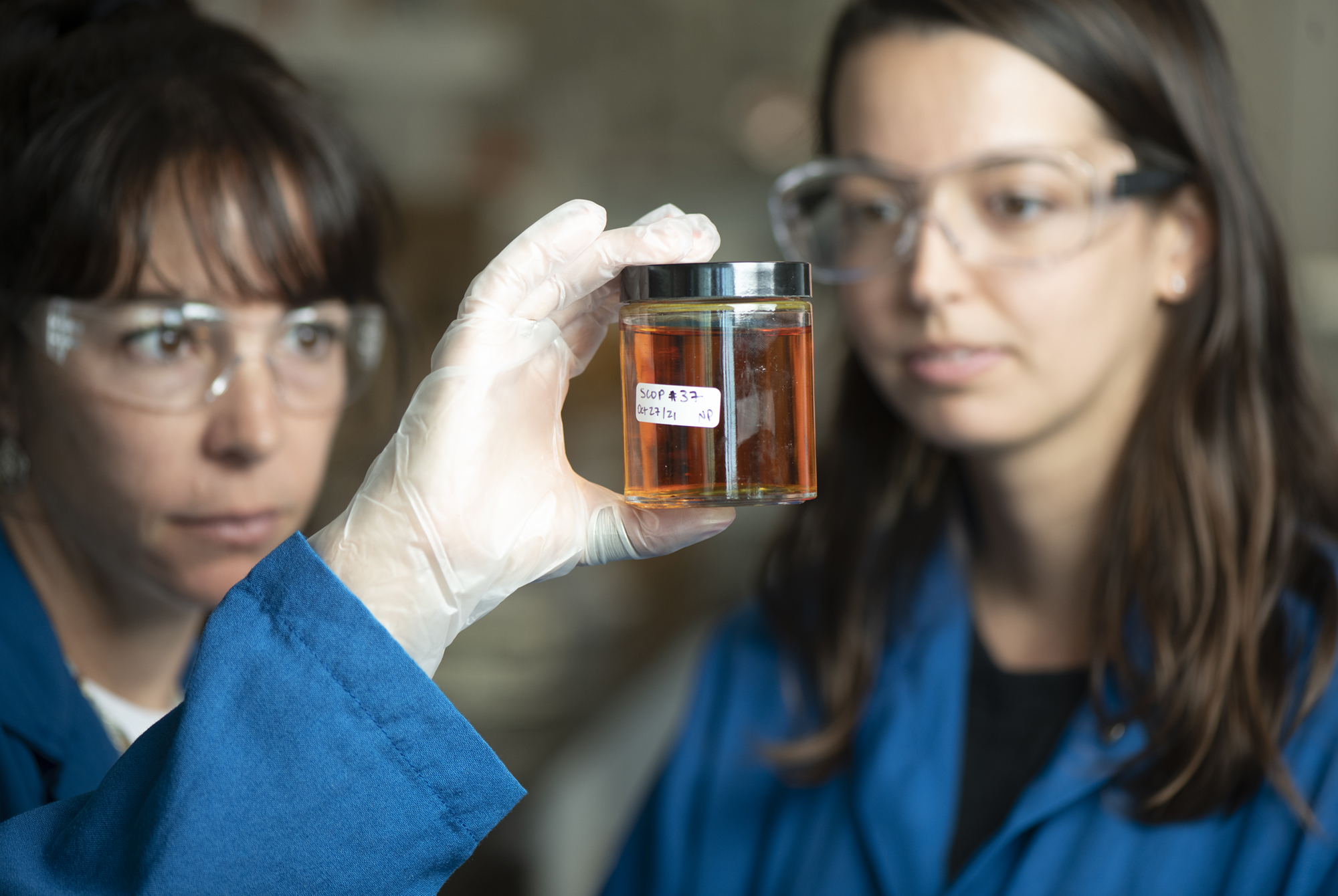 Joana Flor Tavares and Melissa Brock in the Mackey Lab.